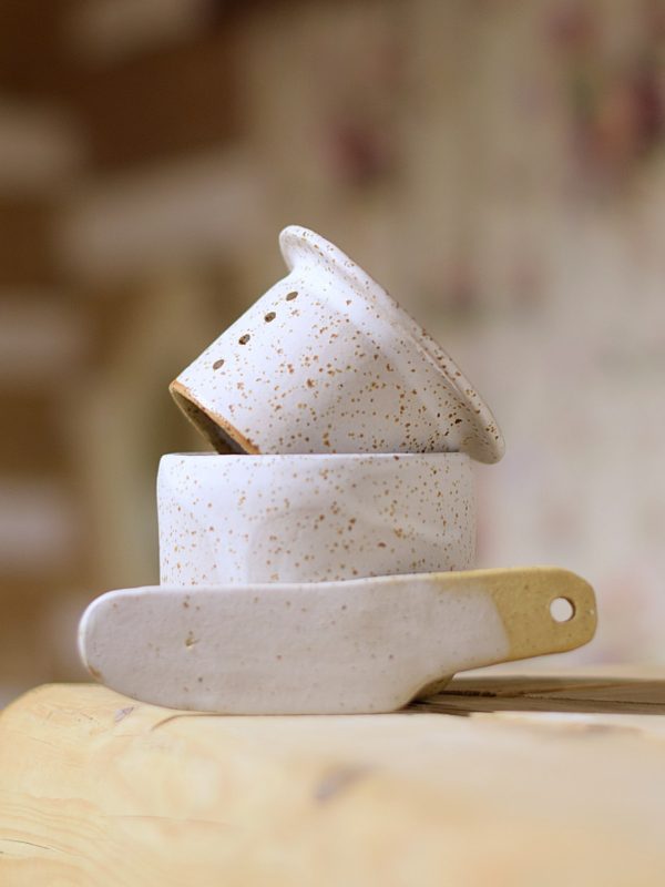 Biała, nakrapiana maselniczka wodna (French butter dish) z nożykiem do smarowania. - obrazek 5