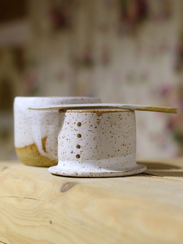 Biała, nakrapiana maselniczka wodna (French butter dish) z nożykiem do smarowania. - obrazek 2