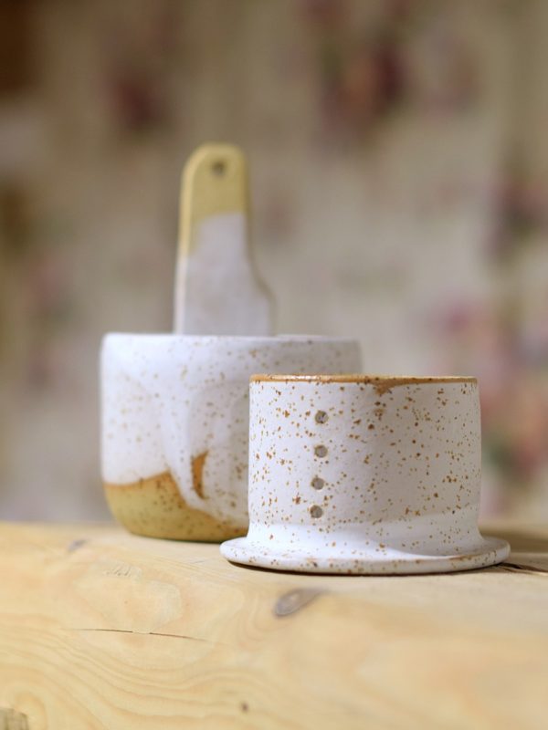 Biała, nakrapiana maselniczka wodna (French butter dish) z nożykiem do smarowania. - obrazek 6