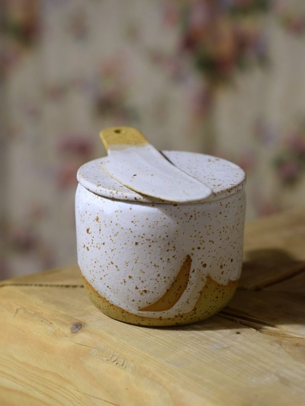 Biała, nakrapiana maselniczka wodna (French butter dish) z nożykiem do smarowania. - obrazek 4