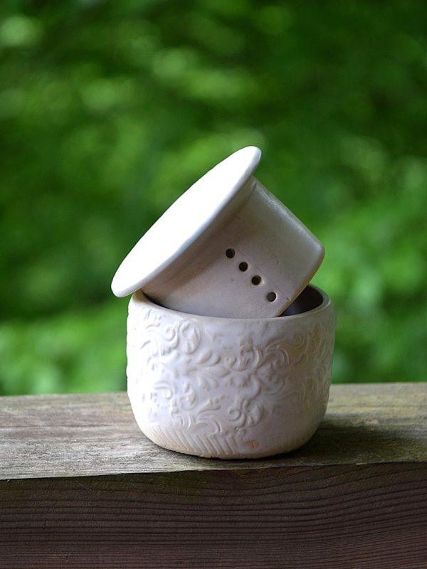 Biała maselniczka wodna (French butter dish) .