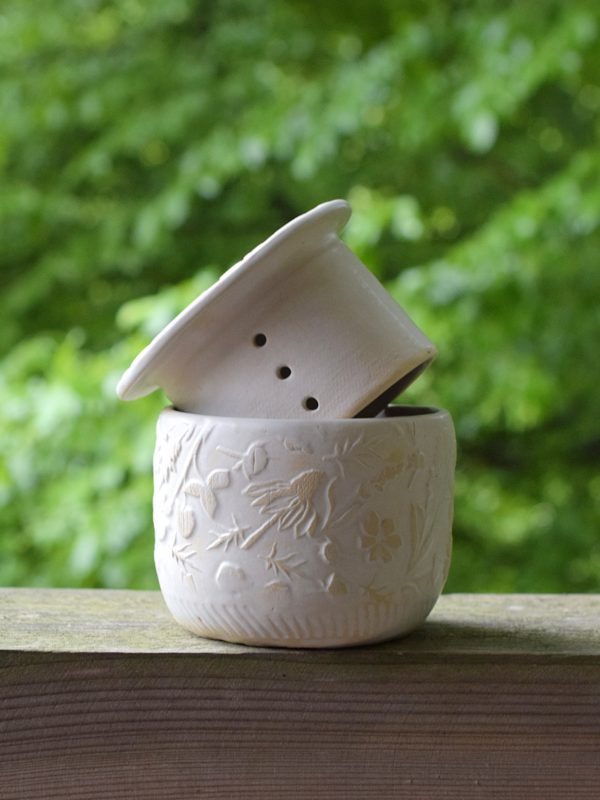 Biała maselniczka wodna (French butter dish) .
