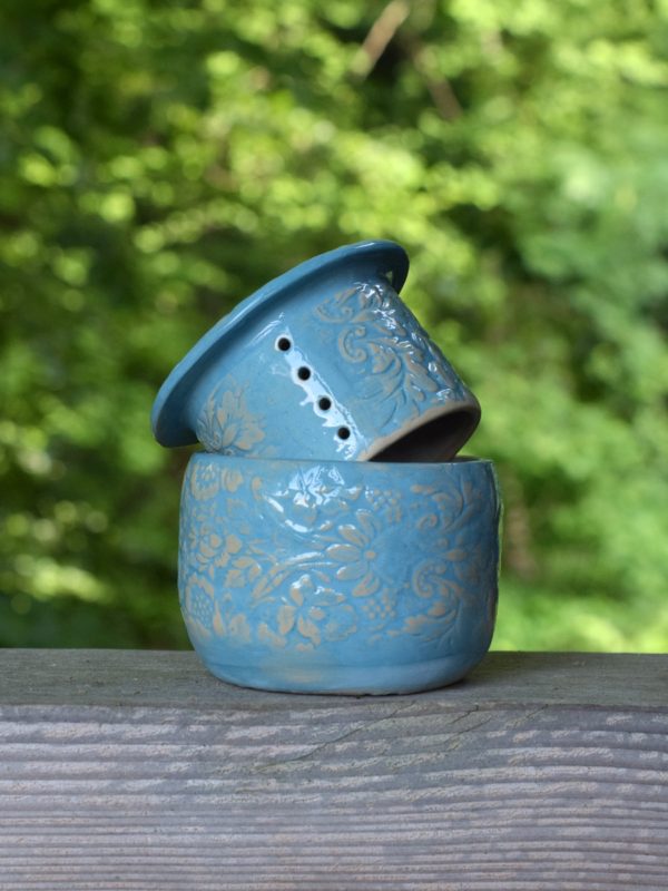 Maselniczka wodna (French butter dish) .
