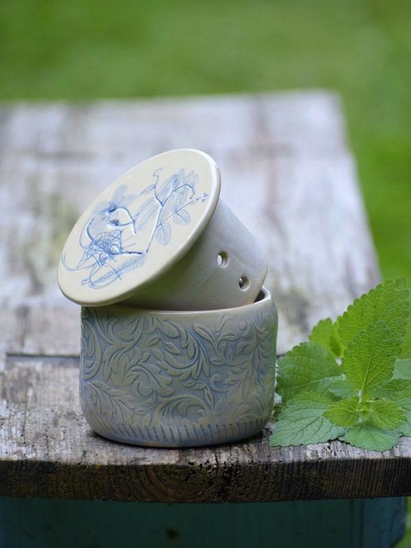Niebieska maselniczka wodna francuska (French butter dish).