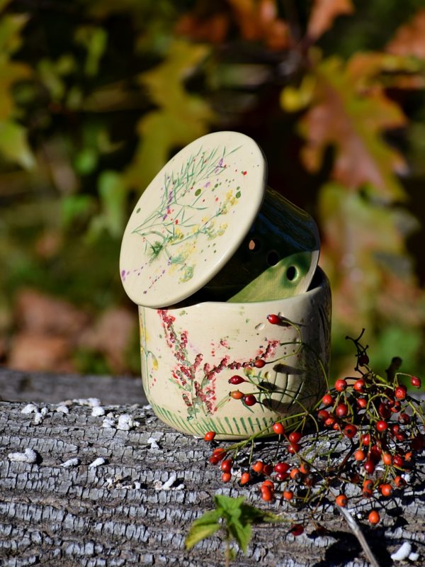 Maselniczka wodna „Z Łąki”. (French butter dish)