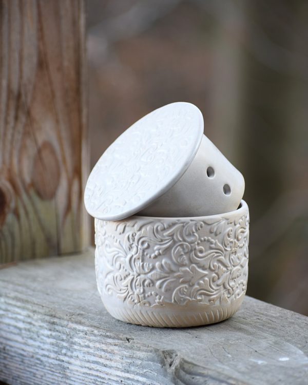 Biała maselniczka wodna francuska (French butter dish).