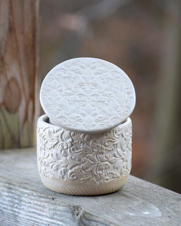 Biała maselniczka wodna francuska (French butter dish). - obrazek 4