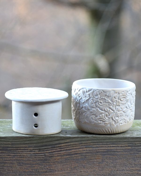 Biała maselniczka wodna francuska (French butter dish). - obrazek 3