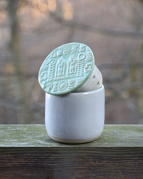 Seledynowo - biała maselniczka wodna francuska (French butter dish).