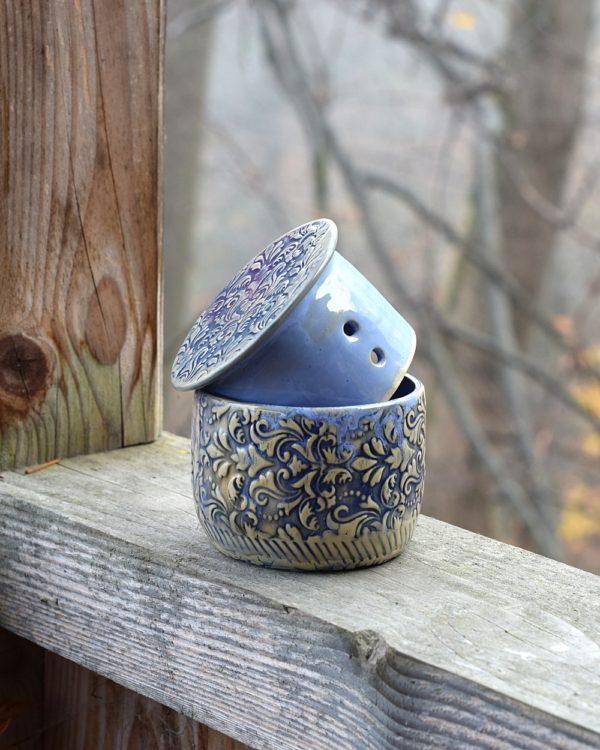 Niebieska maselniczka wodna francuska (French butter dish).