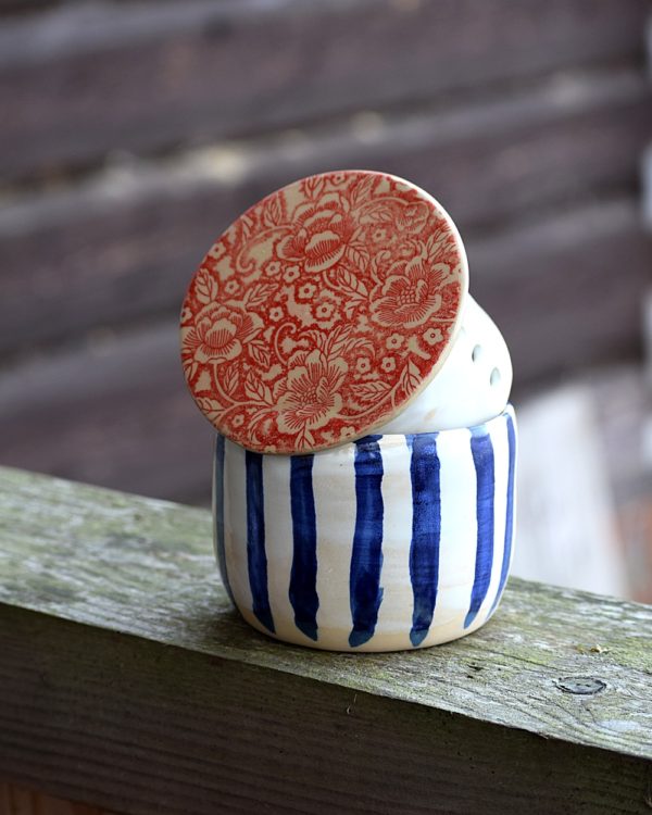 Kolorowa maselniczka wodna francuska (French butter dish).