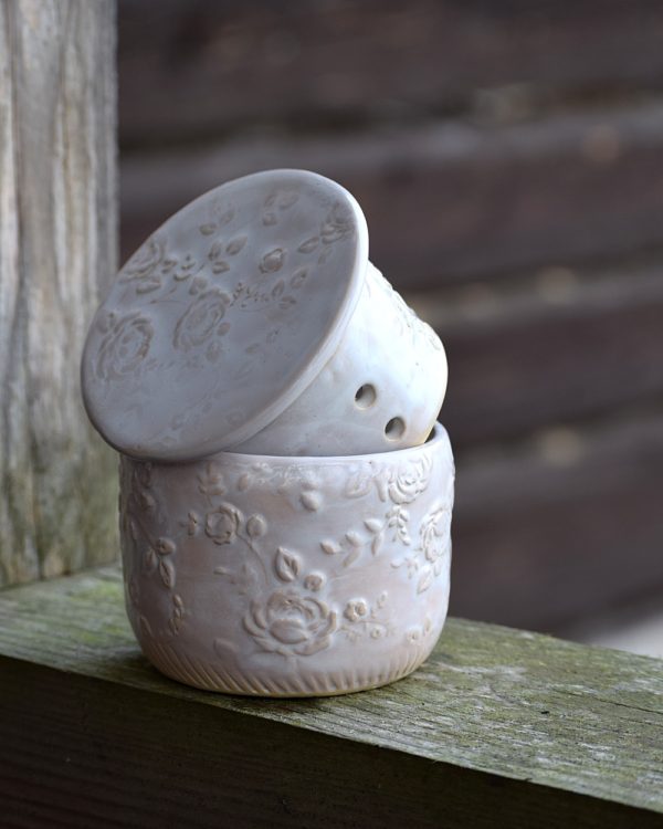 Kremowa maselniczka wodna francuska (French butter dish).