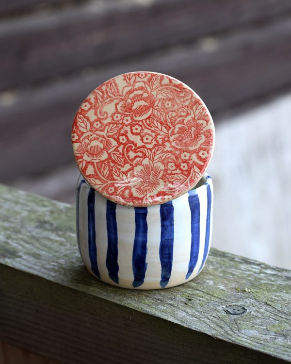 Kolorowa maselniczka wodna francuska (French butter dish). - obrazek 3