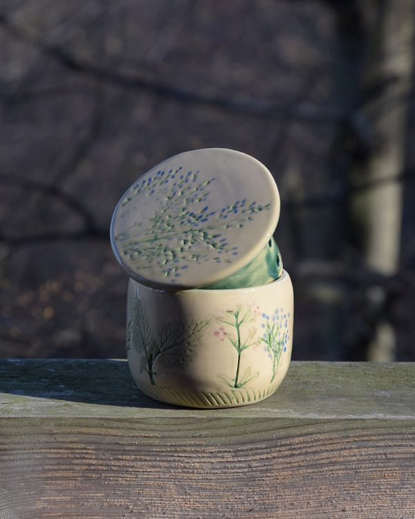 Kwietna maselniczka wodna francuska (French butter dish).
