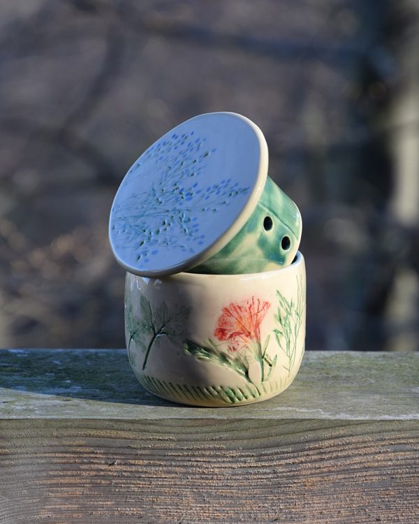 Kwietna maselniczka wodna francuska (French butter dish). - obrazek 2