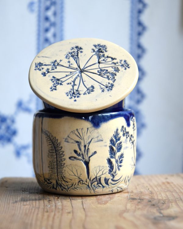 Maselniczka wodna francuska (French butter dish) "Z Kobaltowej Łąki". - obrazek 3