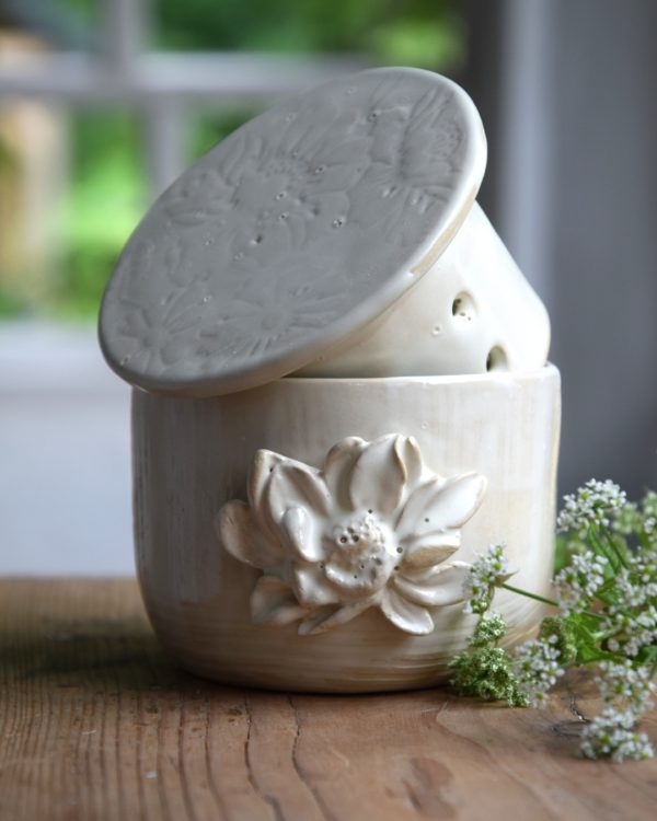 Maselniczka wodna francuska (French butter dish) "Z Białym Kwiatem". Outlet