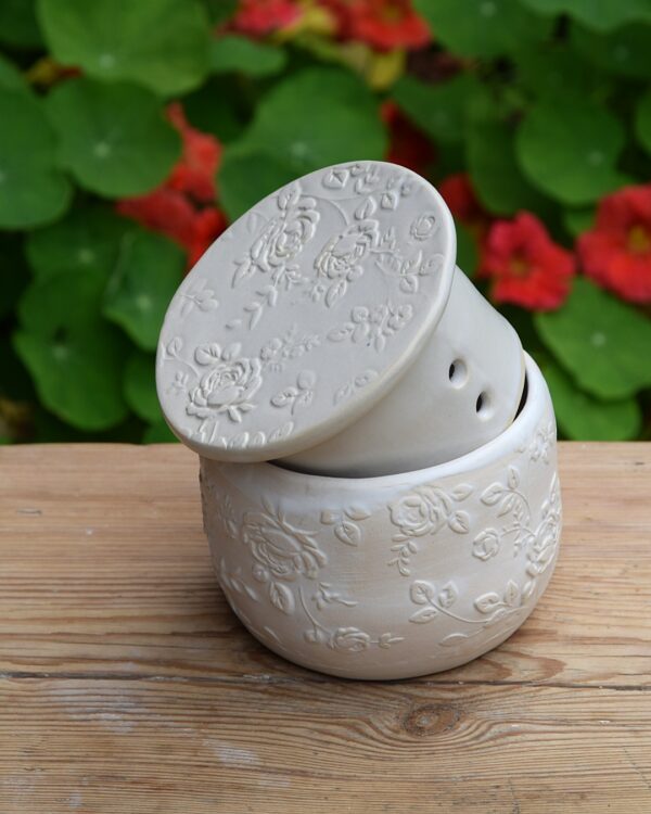 Maselniczka wodna francuska (French butter dish) „Białe Róże”.